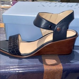 Cute stylish wedges! Navy blue . Very comfortable